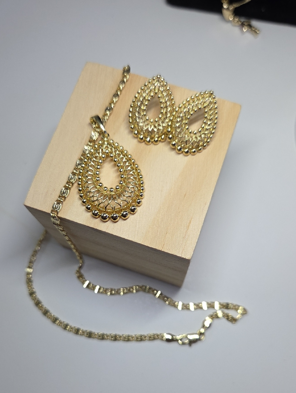 Elegant Gold Teardrop Necklace and Earrings Set - Women Jewelry